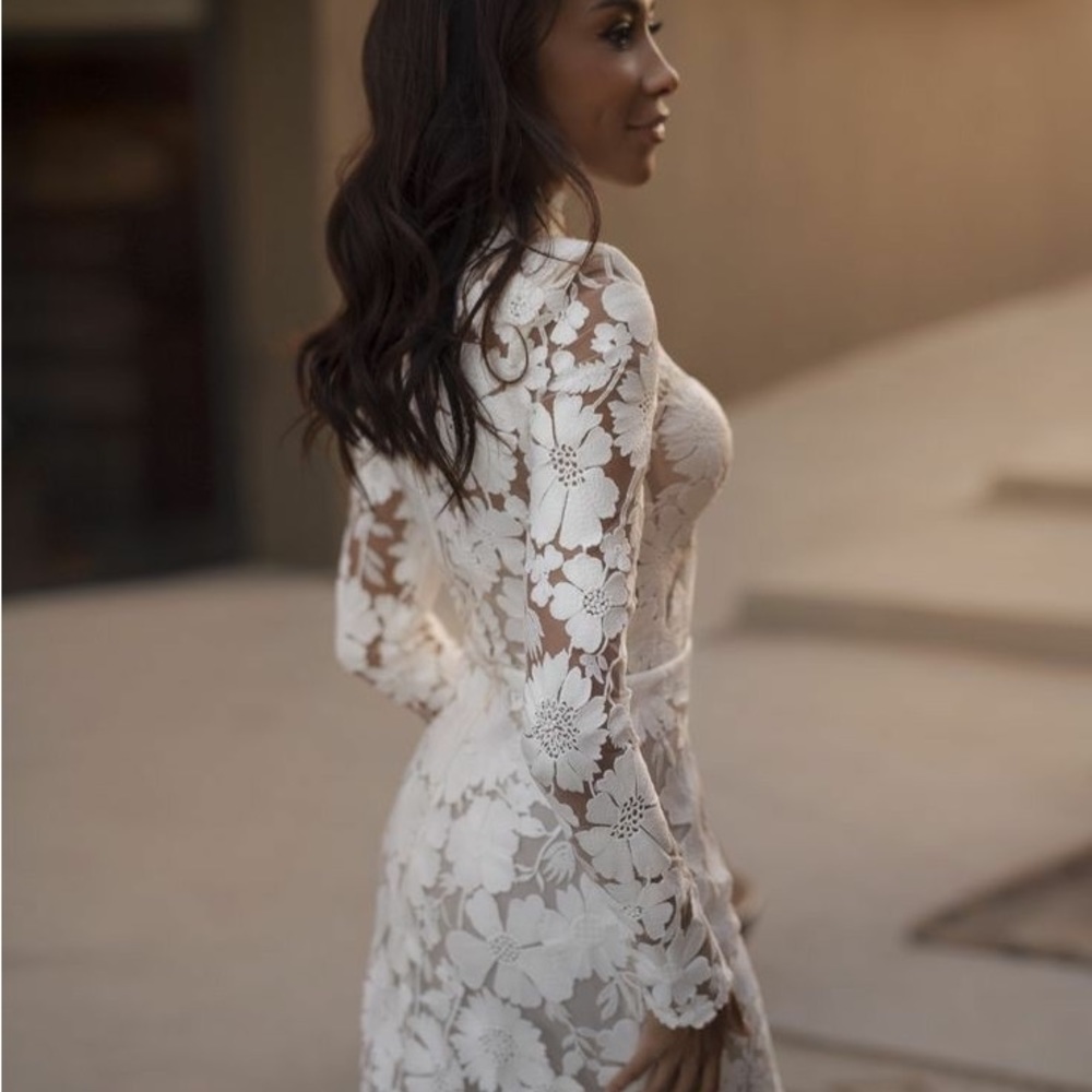 Satori - Floral appliqué Wedding Gown - Picture 5 of 7